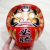 日本製。開運。必勝。金入。福入。合格。健康。福神。達摩。不倒翁。可選字（尺寸：約高16cm）